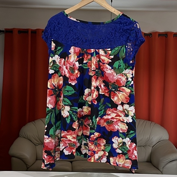 NWT Life Style Women’s Short Sleeve Life Style Shark Bite Top Size M - Picture 2 of 5